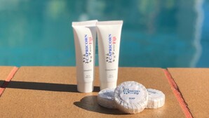 Tres botellas de champú y acondicionador Capricorn Fiji, y una barra de jabón, sobre una silla de piscina.