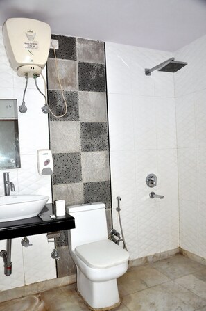 Chambre | Salle de bain | Douche, articles de toilette gratuits, serviettes fournies