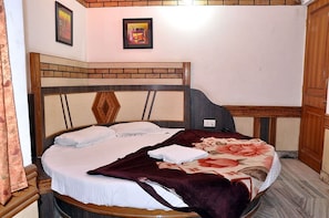 Superior Room with AC | Memory-foam beds, individually decorated, individually furnished, desk - Anoop Hotel (New Delhi)