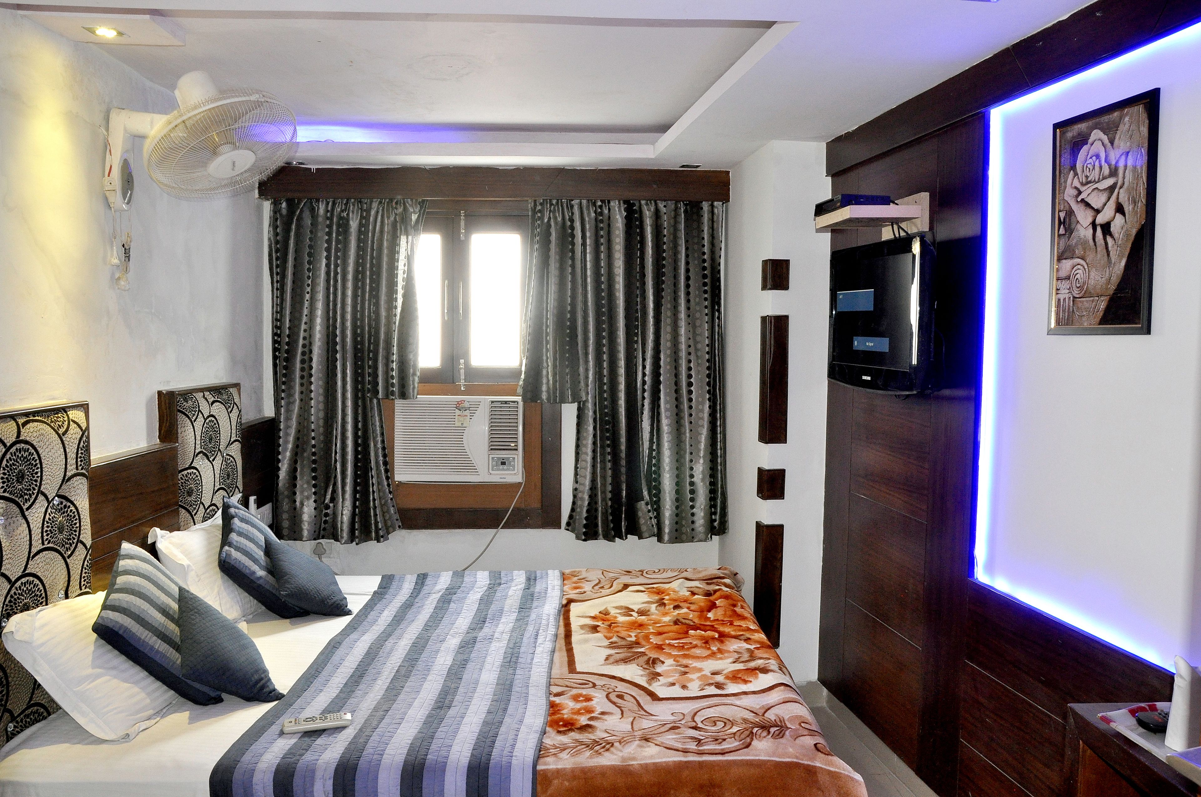 Suite, 1 cama matrimonial | Camas con efecto memoria, decoración personalizada y muebles diferentes 