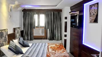 Suite, 1 cama matrimonial | Camas con efecto memoria, decoración personalizada y muebles diferentes