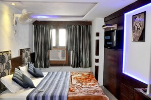 スイート ダブルベッド 1 台 | 低反発ベッド、客室ごとに異なる装飾、客室ごとに異なるインテリア、デスク