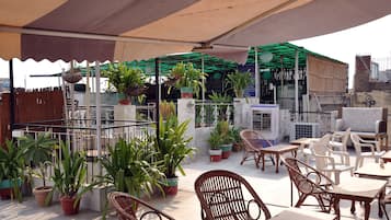 Se sirven desayunos, comidas y cenas con vista al jardín