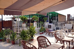 Ofereix vistes al jardí i s'hi serveixen esmorzars, dinars i sopars 