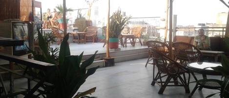 Daily cooked-to-order breakfast (INR 100 per person)