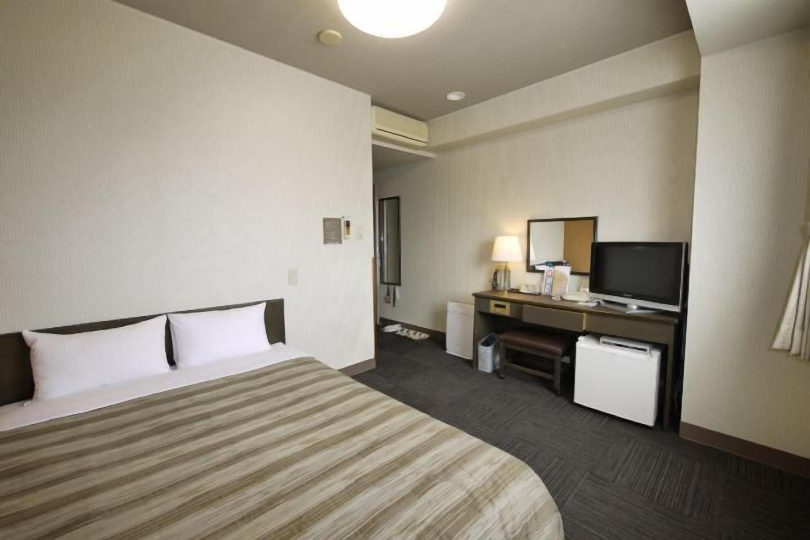 办公桌、免费 WiFi、床单