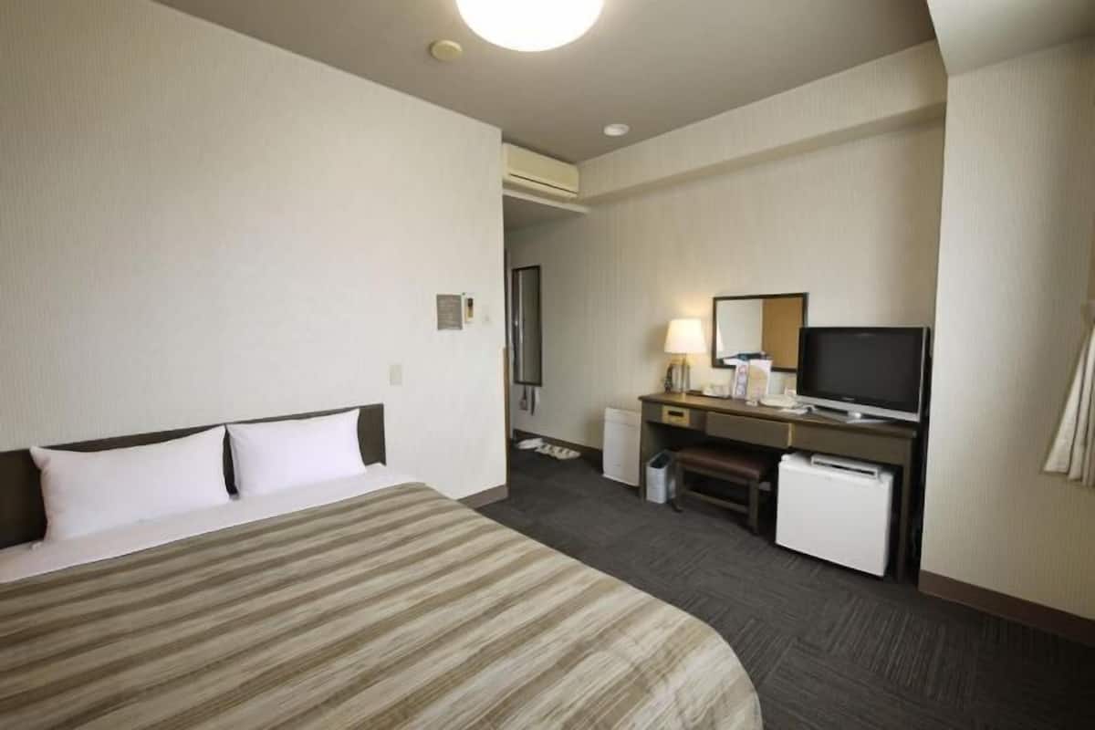 办公桌、免费 WiFi、床单