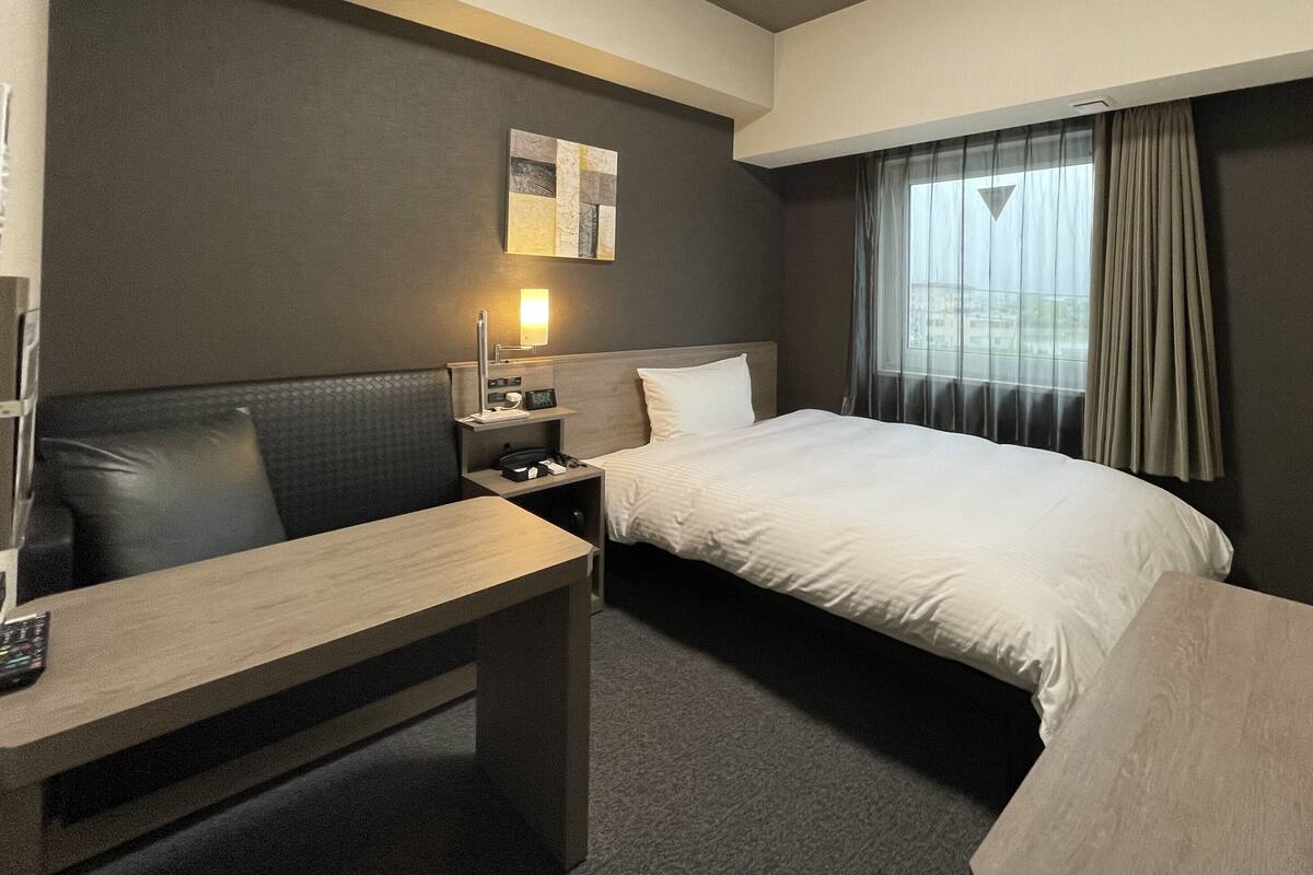 Desk, WiFi (free), bed sheets