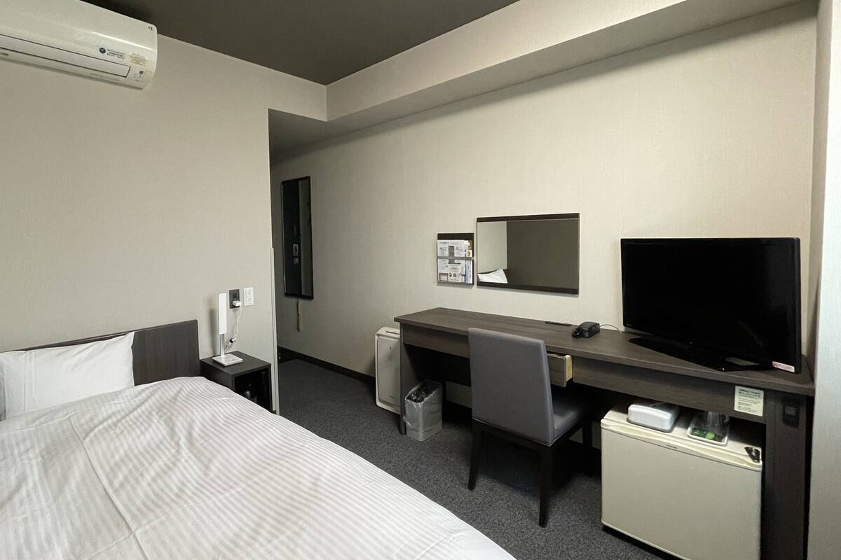 Desk, WiFi (free), bed sheets