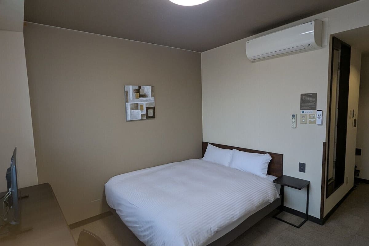 Desk, WiFi (free), bed sheets