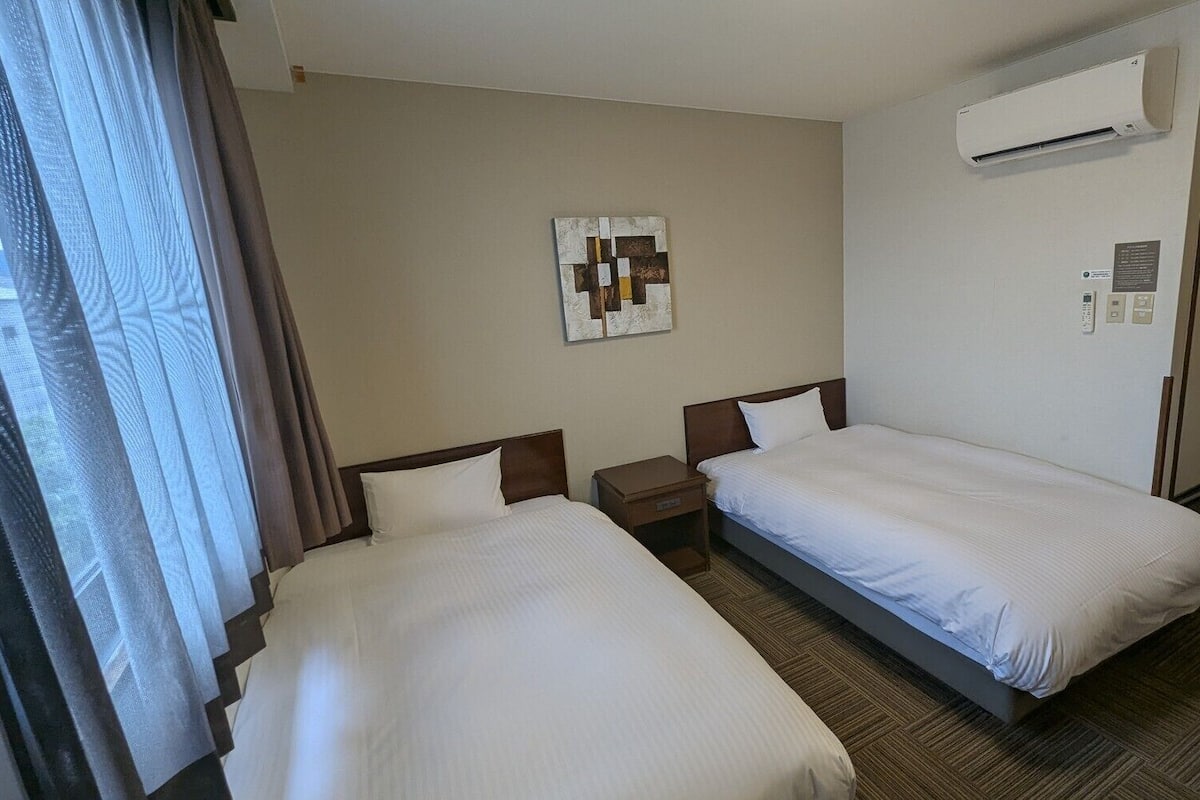 Desk, WiFi (free), bed sheets