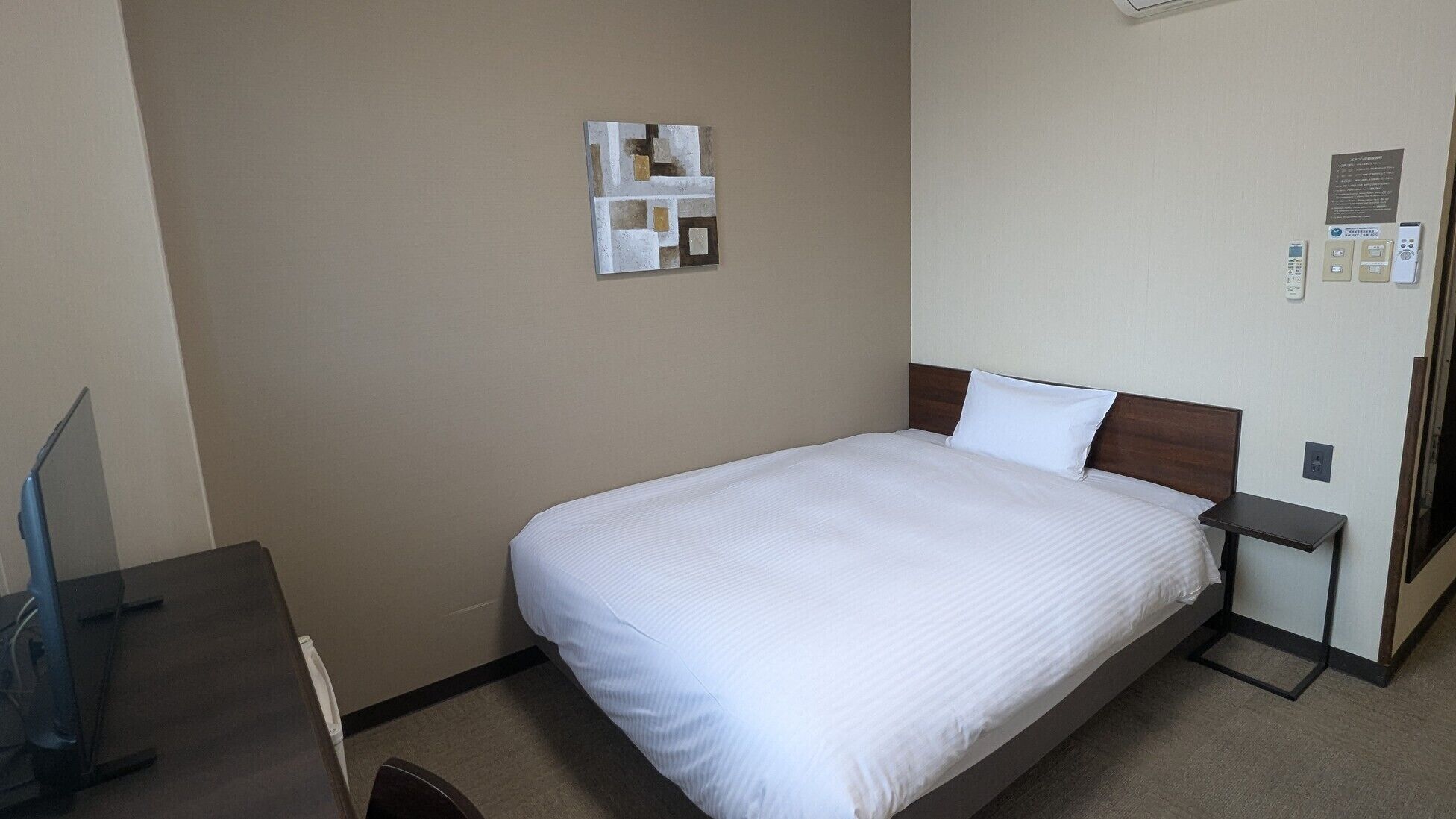 Desk, WiFi (free), bed sheets