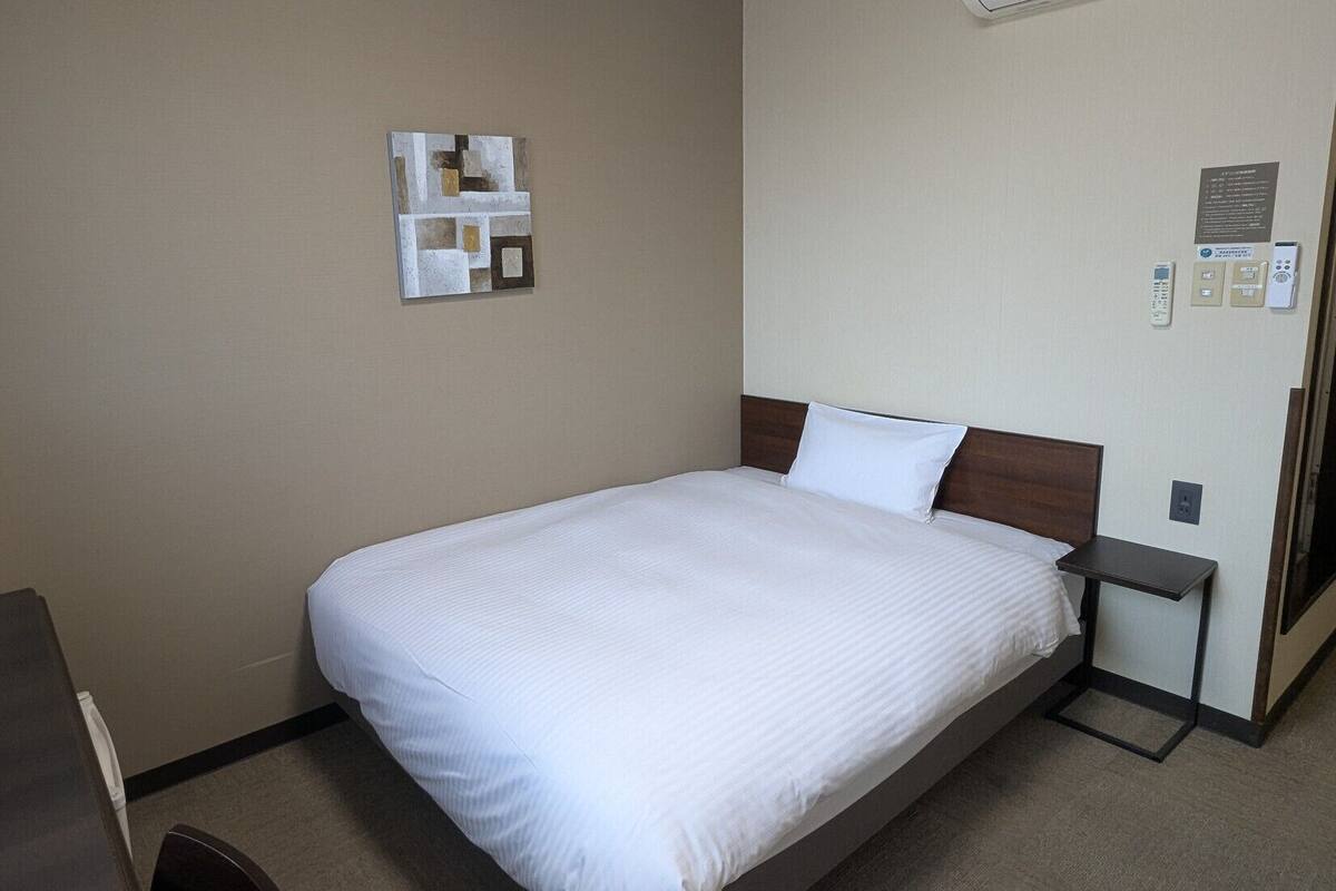 Desk, WiFi (free), bed sheets