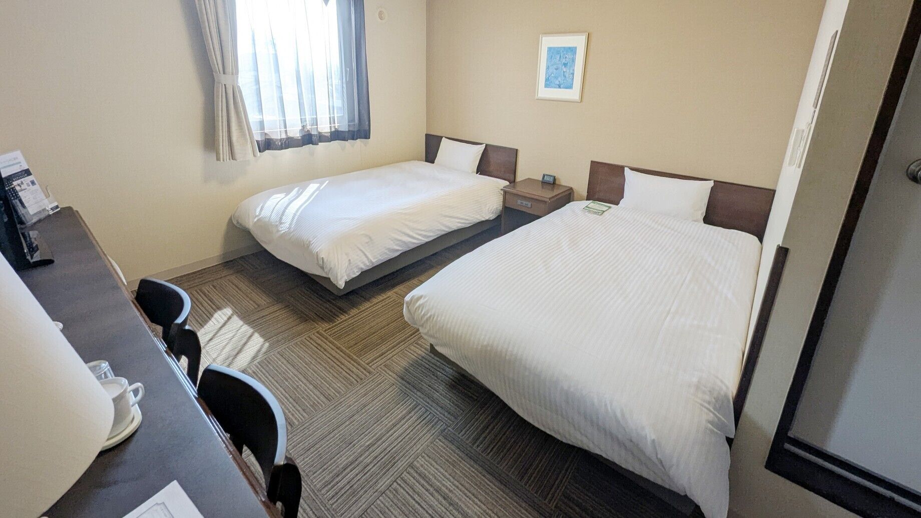 Escritorio, wifi gratis, ropa de cama