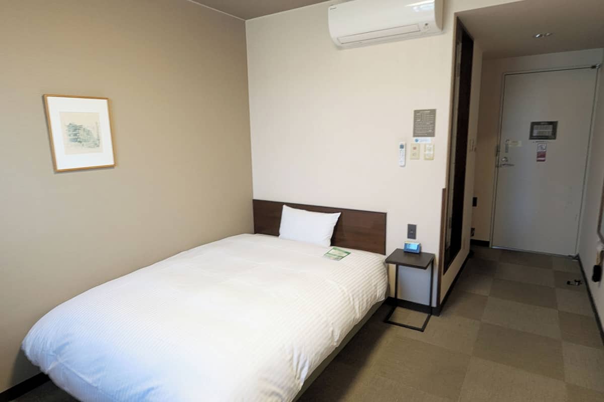 Skrivebord, wi-fi (inkludert) og sengetøy