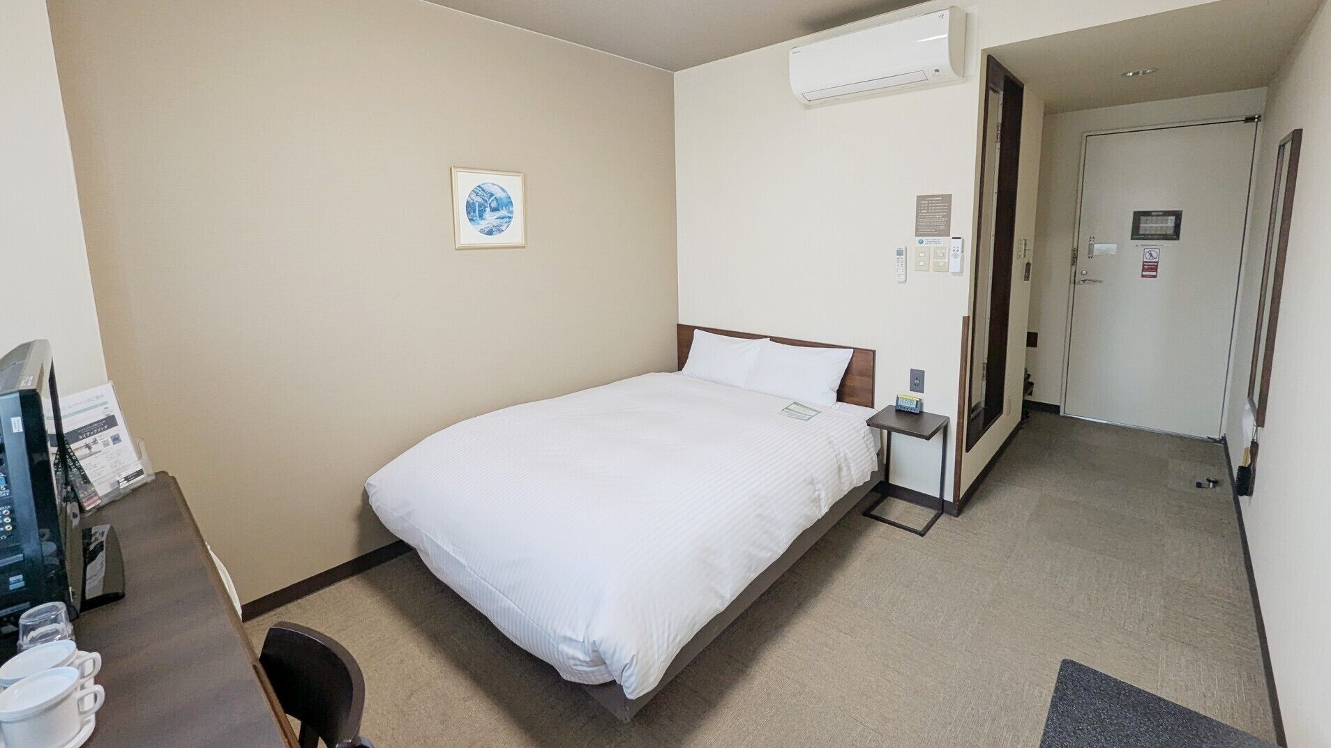 Escritorio, wifi gratis, ropa de cama