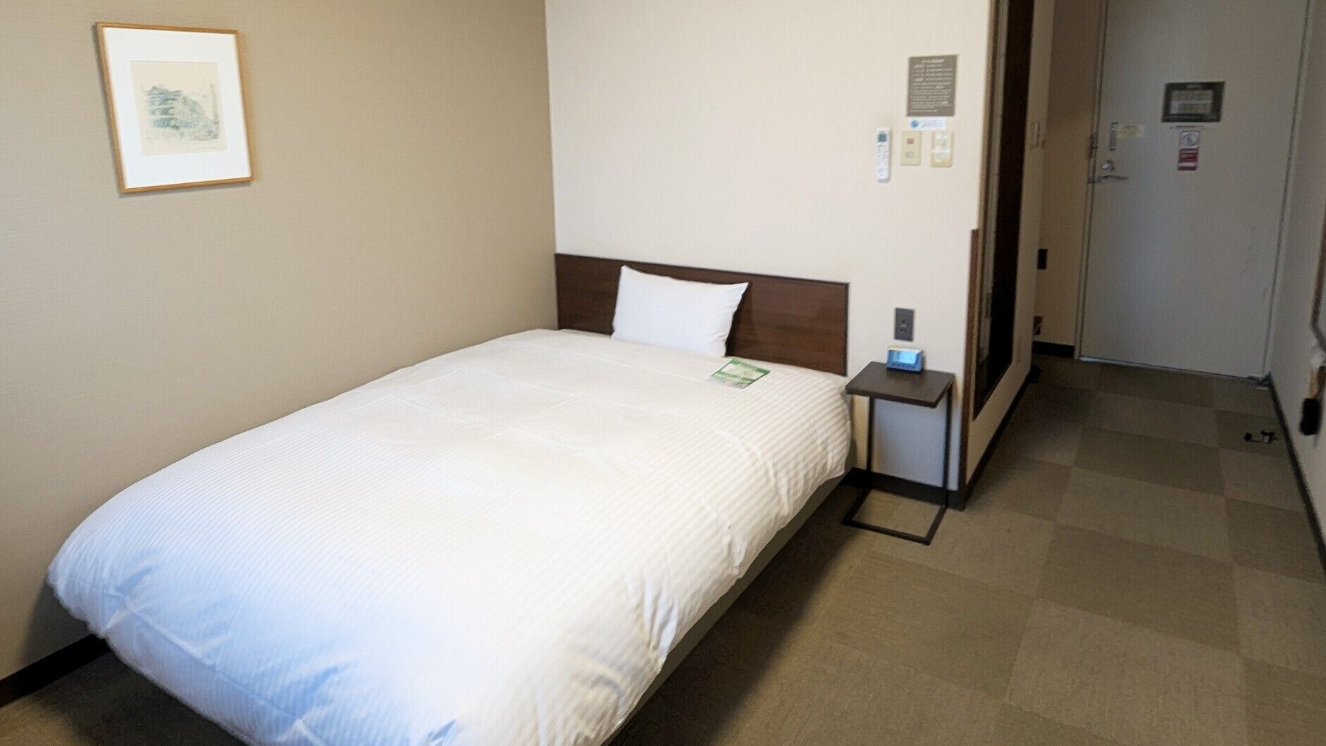 Escritorio, wifi gratis, ropa de cama