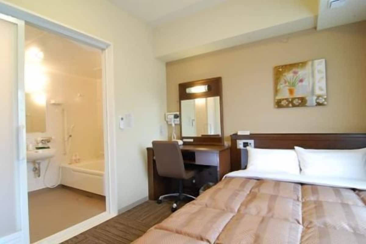 1 bedroom, desk, free wifi, bed sheets