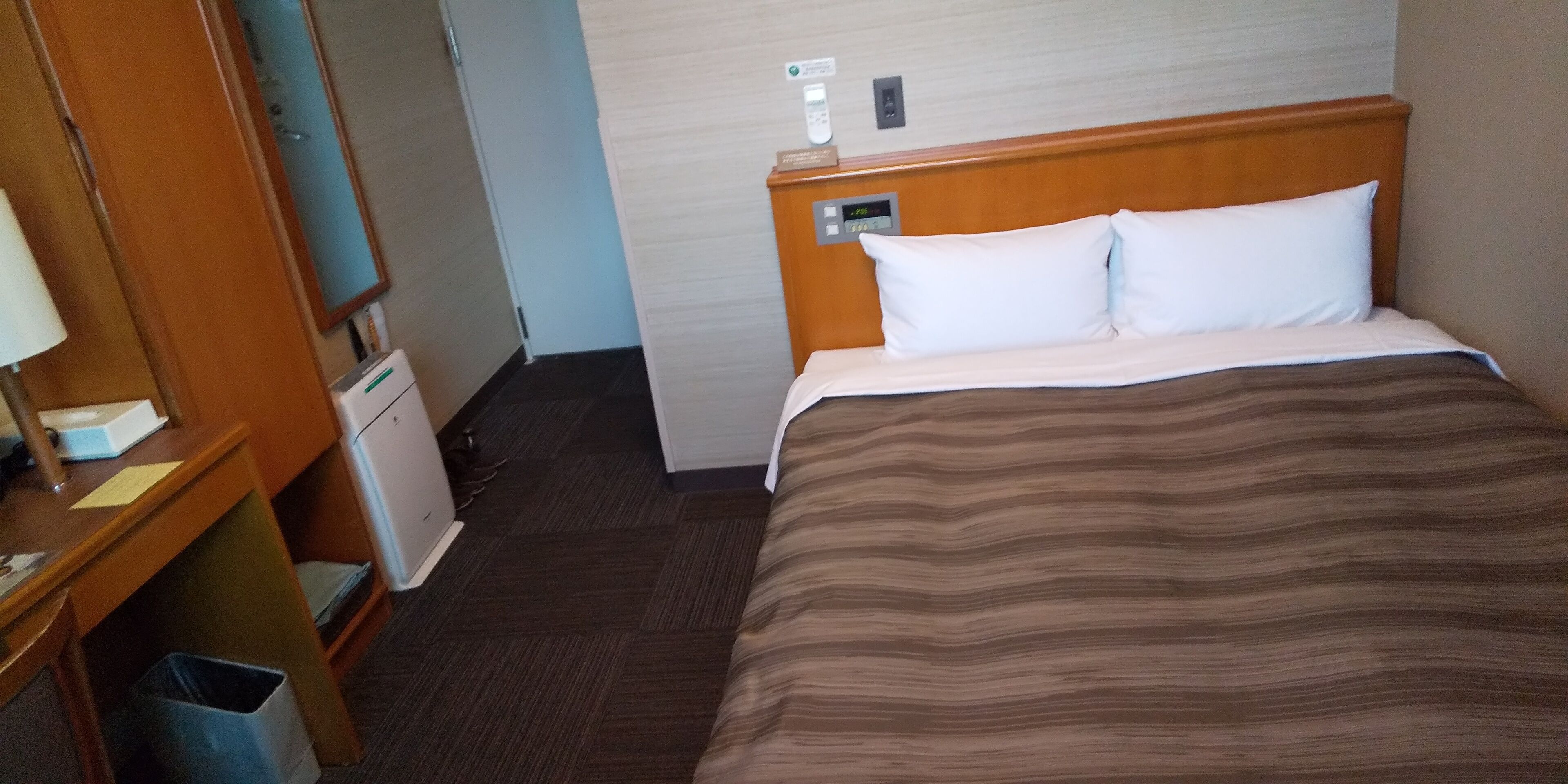 Escritorio, wifi gratis y ropa de cama 