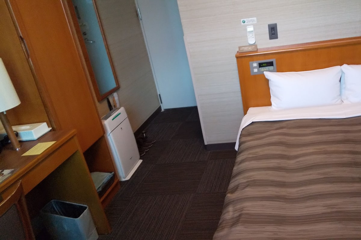 Escritorio, wifi gratis y ropa de cama