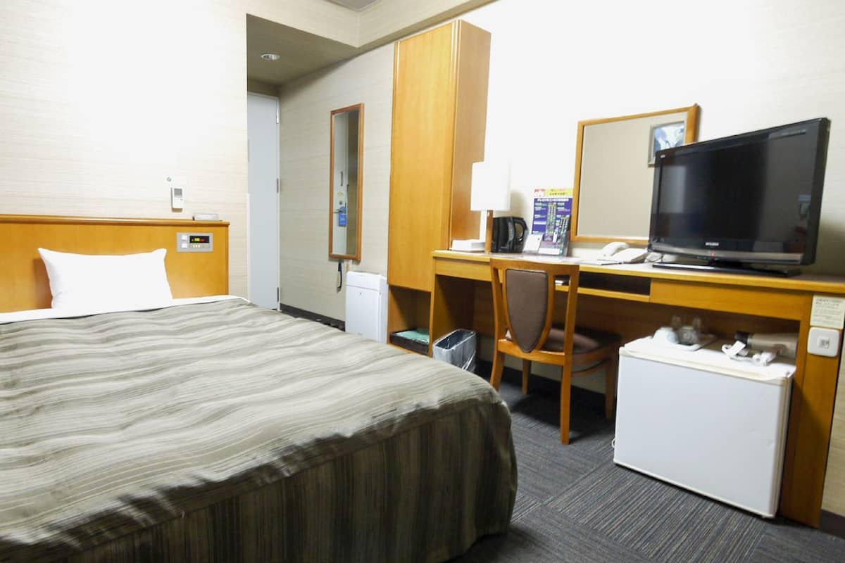 Een bureau, gratis wifi, beddengoed
