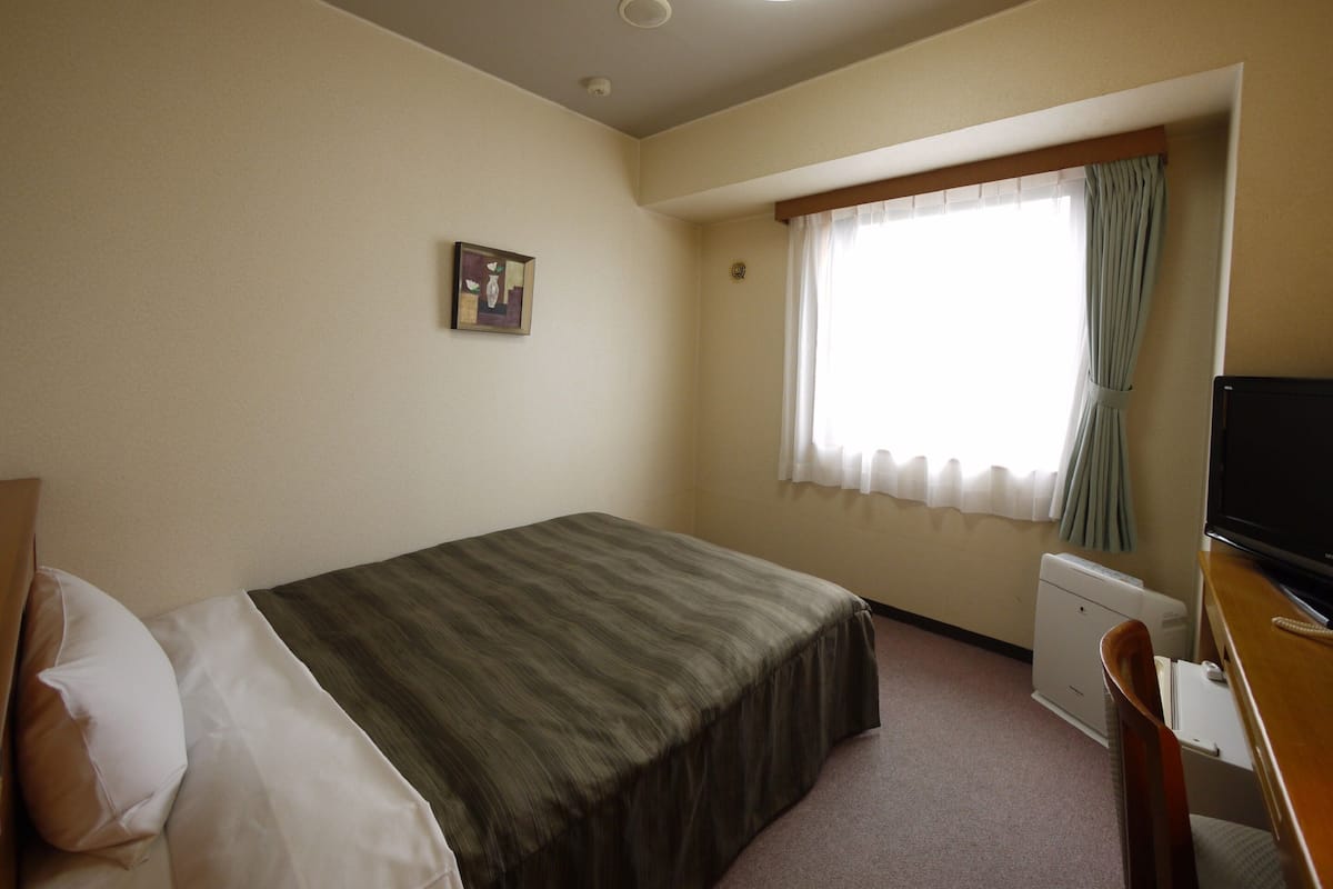 Een bureau, gratis wifi, beddengoed