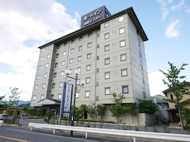 Un hotel de varios pisos con un letrero que indica que es un Ryokan.