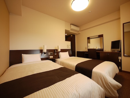 Escritorio, tabla de planchar con plancha, wifi gratis y ropa de cama