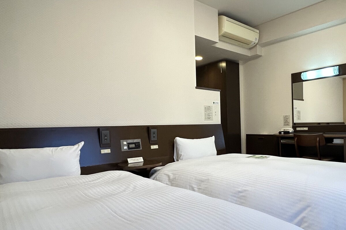 Comfort Twin kamer, niet-roken | Een bureau, een strijkplank/strijkijzer, gratis wifi, beddengoed
