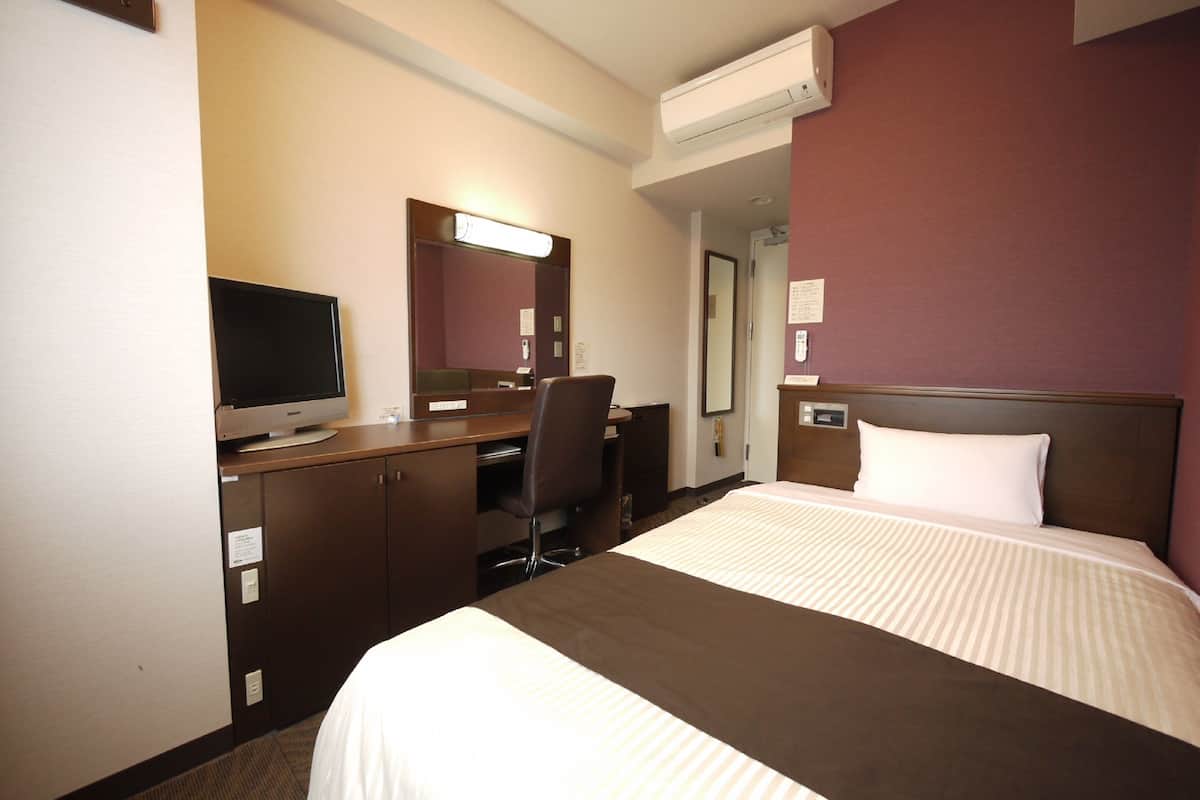 comfort single room, non smoking (b) | desk, iron/ironing board, free wifi, bed sheets