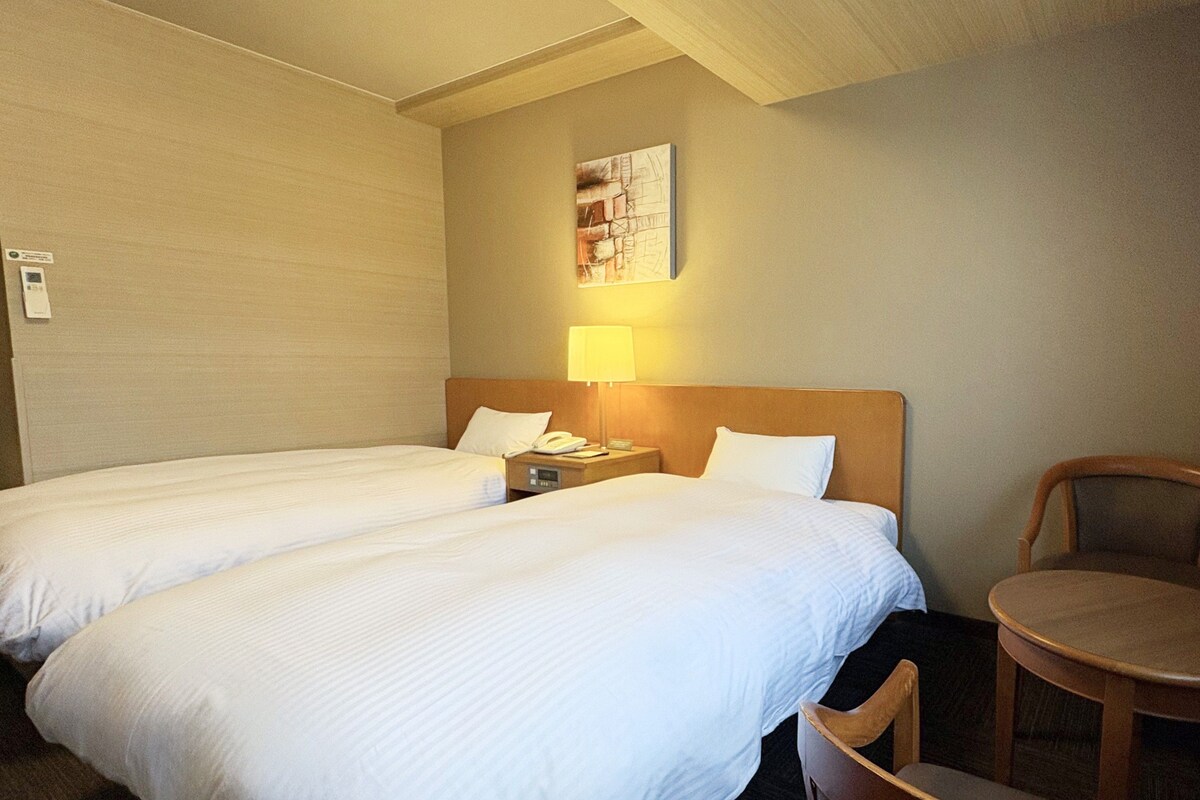 Twin kamer, niet-roken | Een bureau, een strijkplank/strijkijzer, gratis wifi, beddengoed