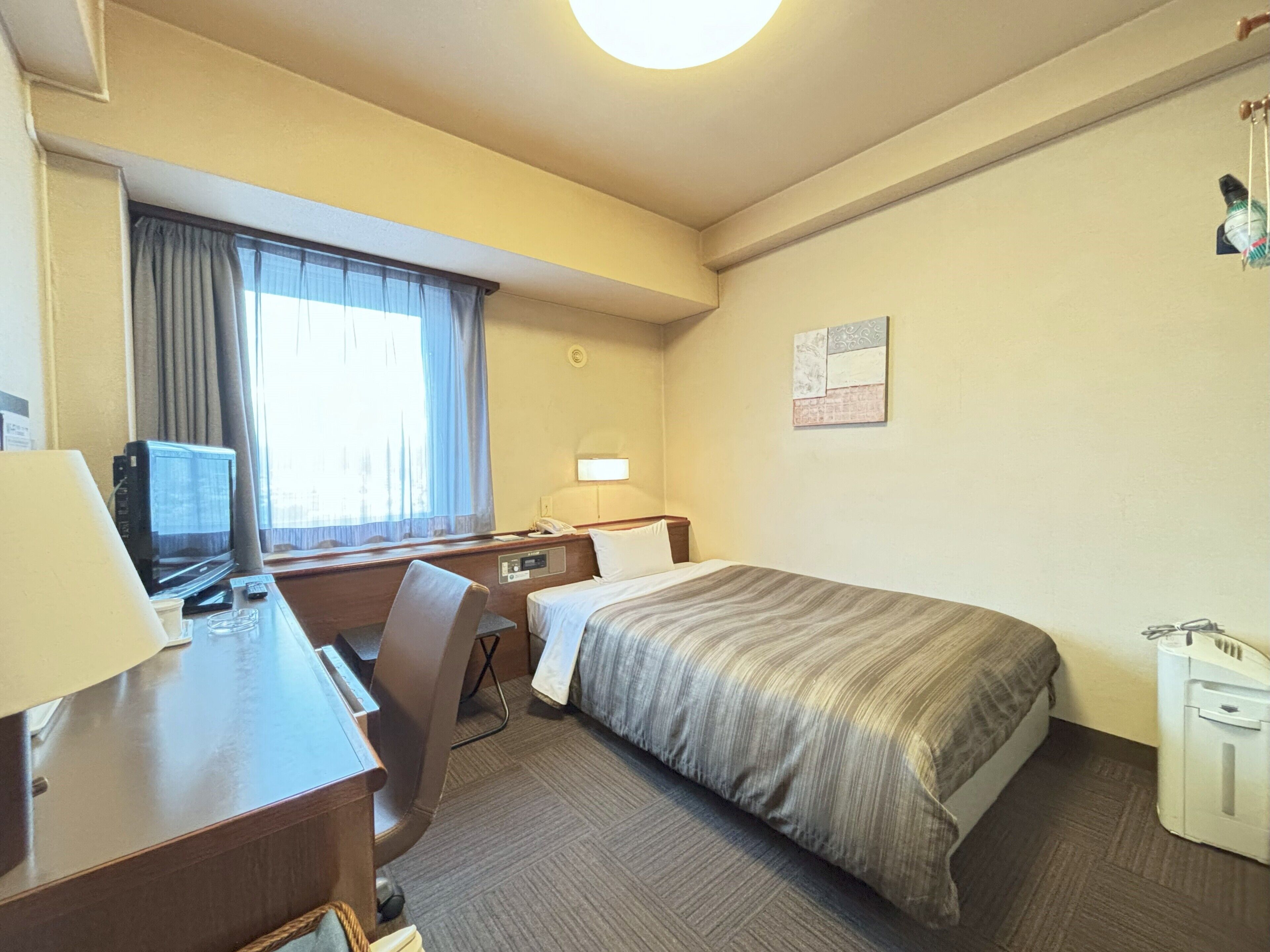 Desk, free wired Internet, bed sheets