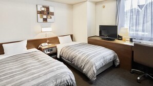 A hotel room with two beds, a desk with a television, a lamp, and a window with curtains. - Hotel Route-Inn Ueda - Route 18 (Ueda)