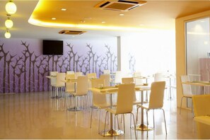 Bữa sáng buffet hàng ngày với phụ phí nhỏ 