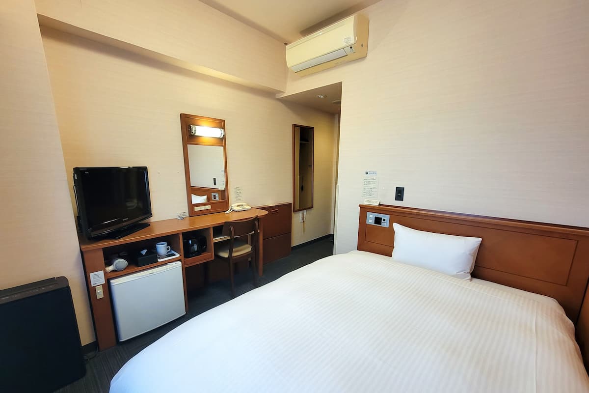 Desk, free WiFi, bed sheets