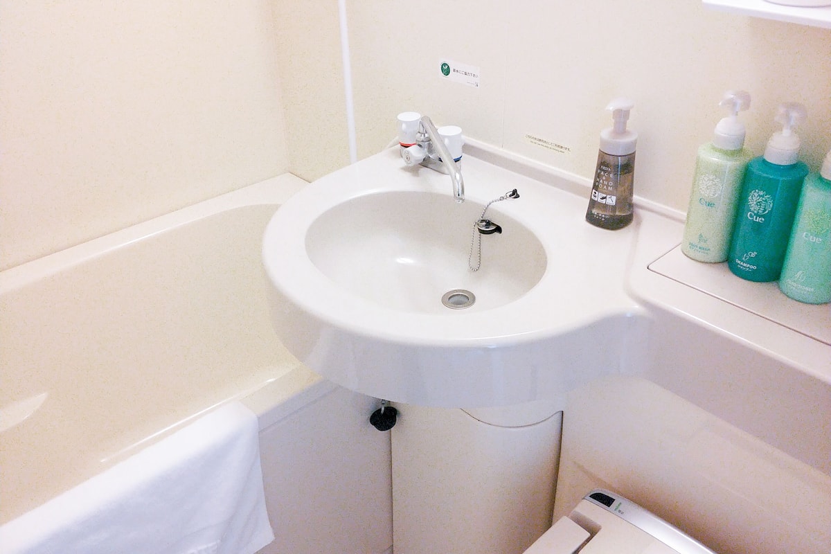 combined shower/bathtub, hair dryer, slippers, towels