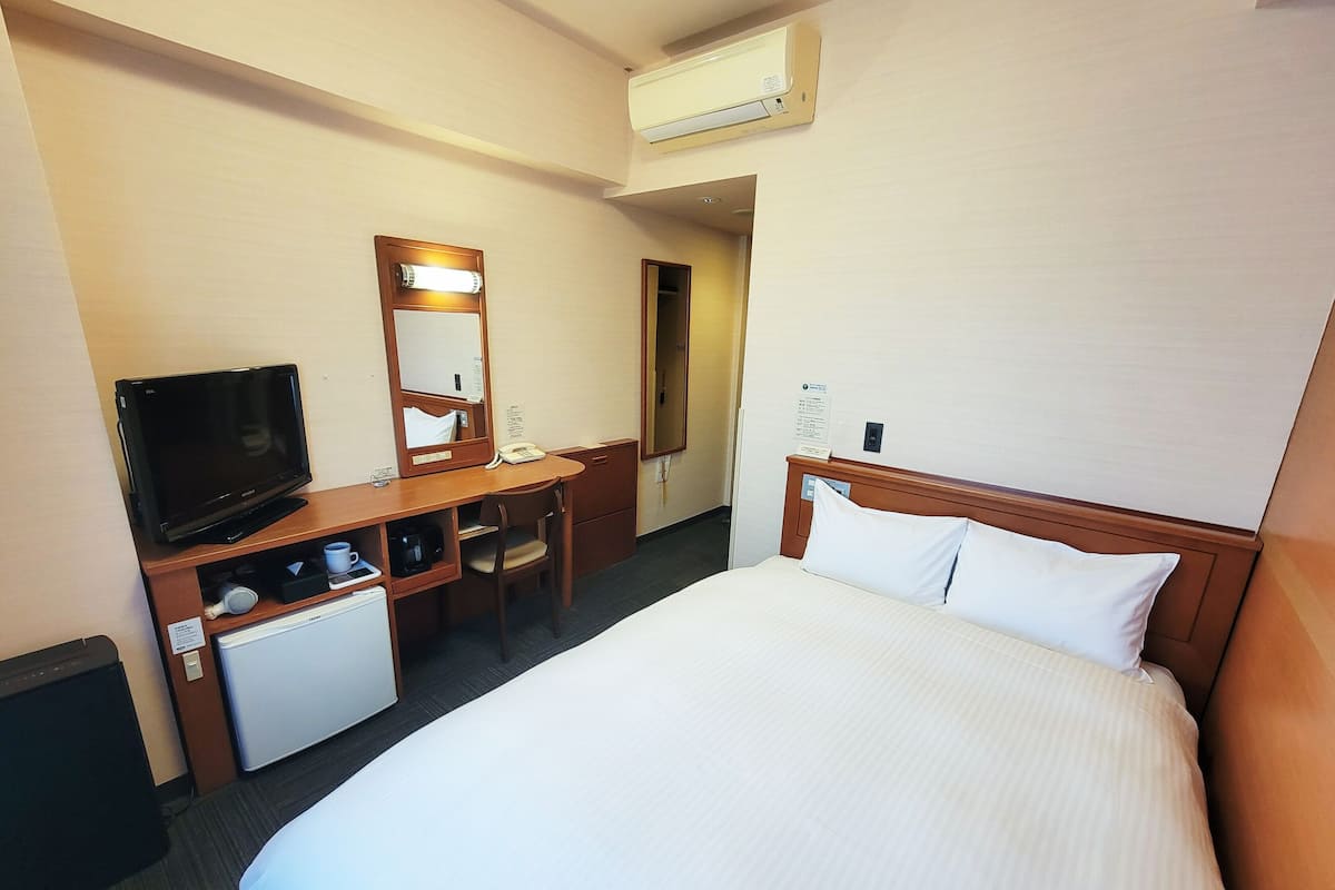 Desk, free WiFi, bed sheets