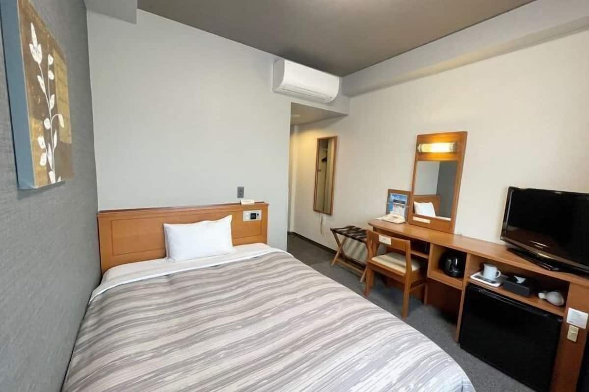 1 bedroom, desk, free WiFi, bed sheets