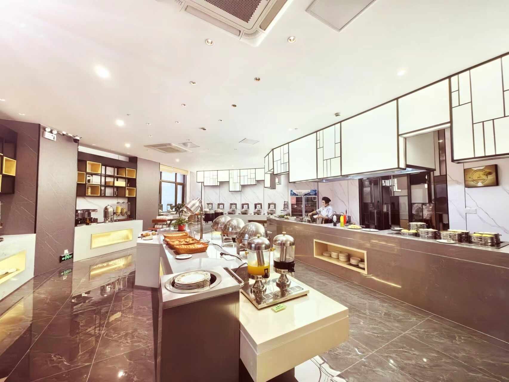 供应早餐、午餐和晚餐，中国菜