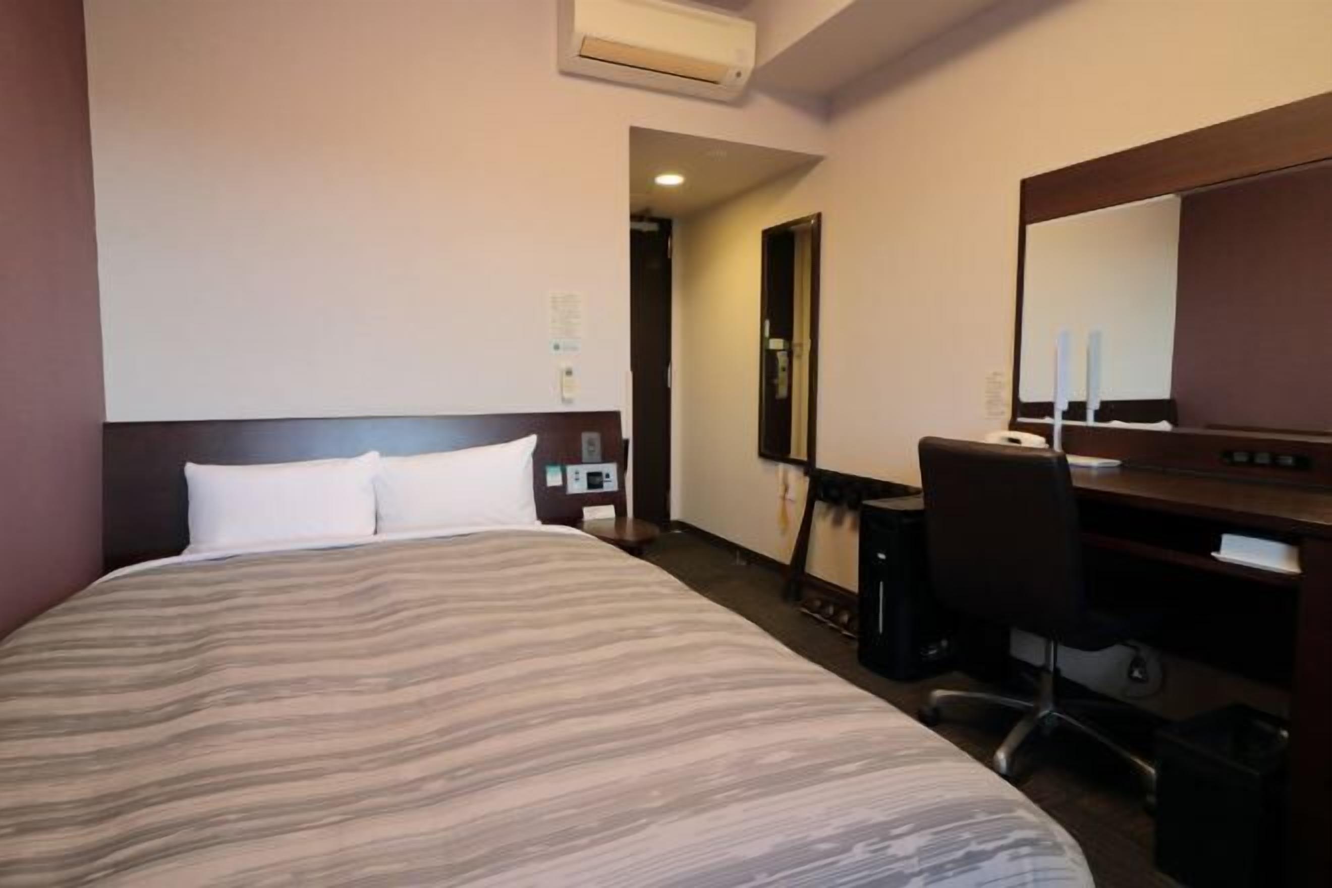 Tabla de planchar con plancha, wifi gratis, ropa de cama