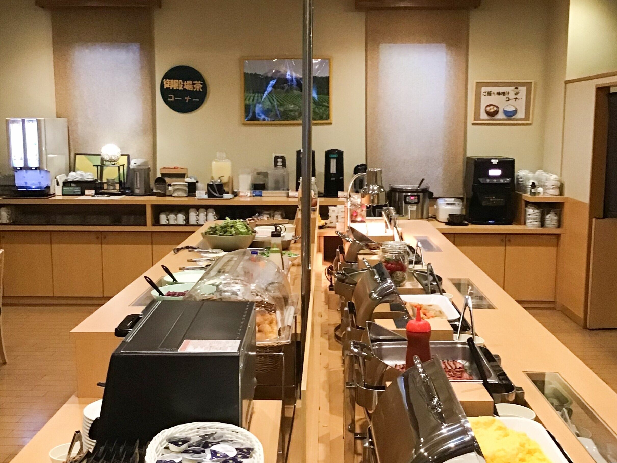 Un buffet proposant une variété de plats et d'ustensiles de cuisine.