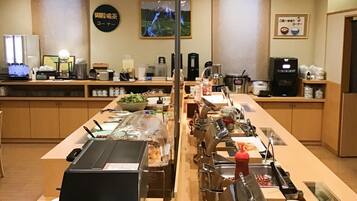Un buffet con diversi cibi e attrezzature da cucina.