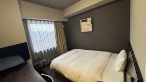 書桌、免費無線上網、床單