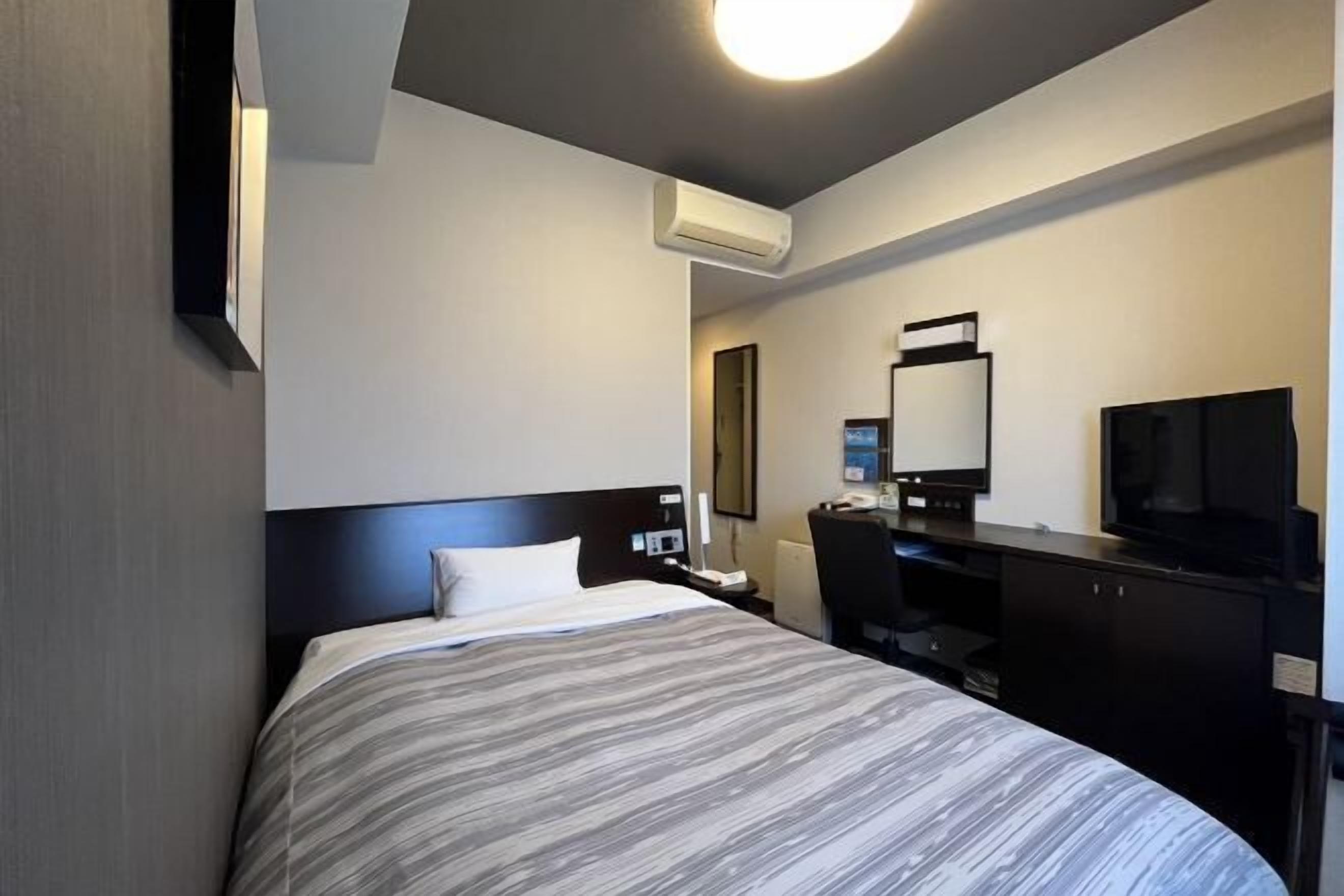 Työpöytä, ilmainen Wi-Fi, vuodevaatteet