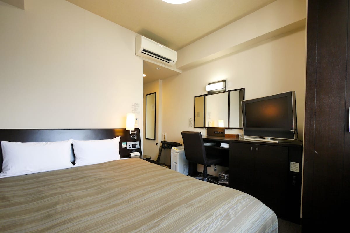 Een bureau, gratis wifi, beddengoed