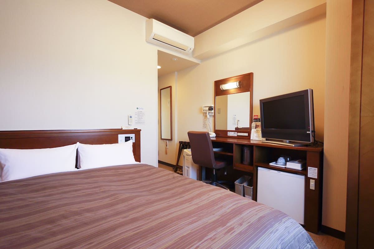 Een bureau, gratis wifi, beddengoed