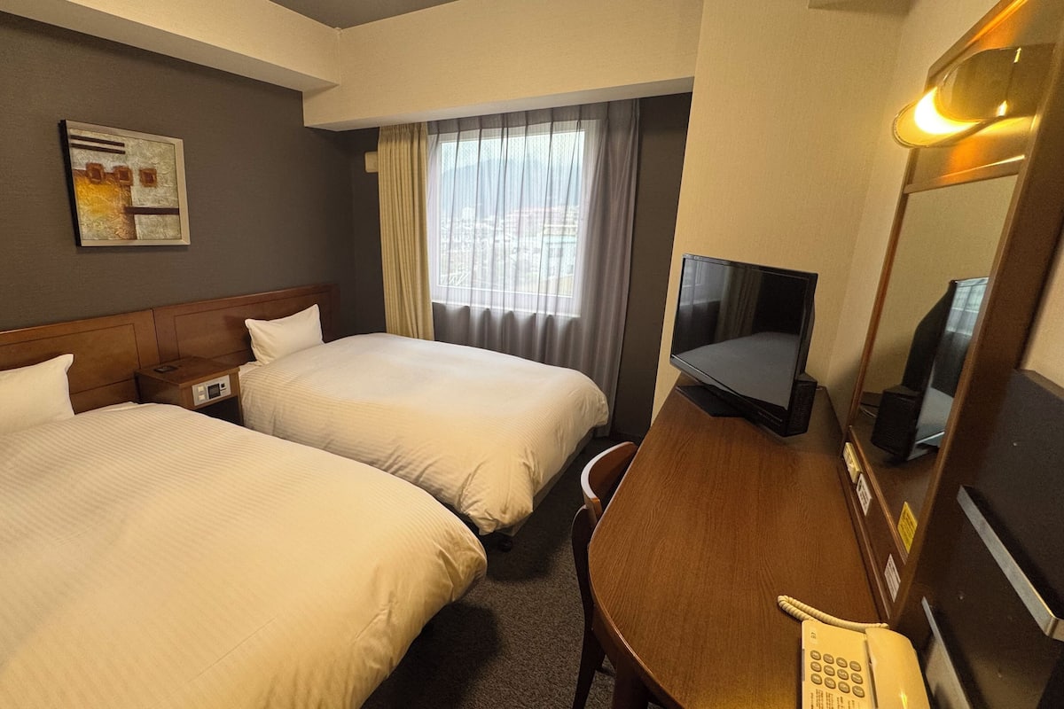 Escritorio, wifi gratis y ropa de cama