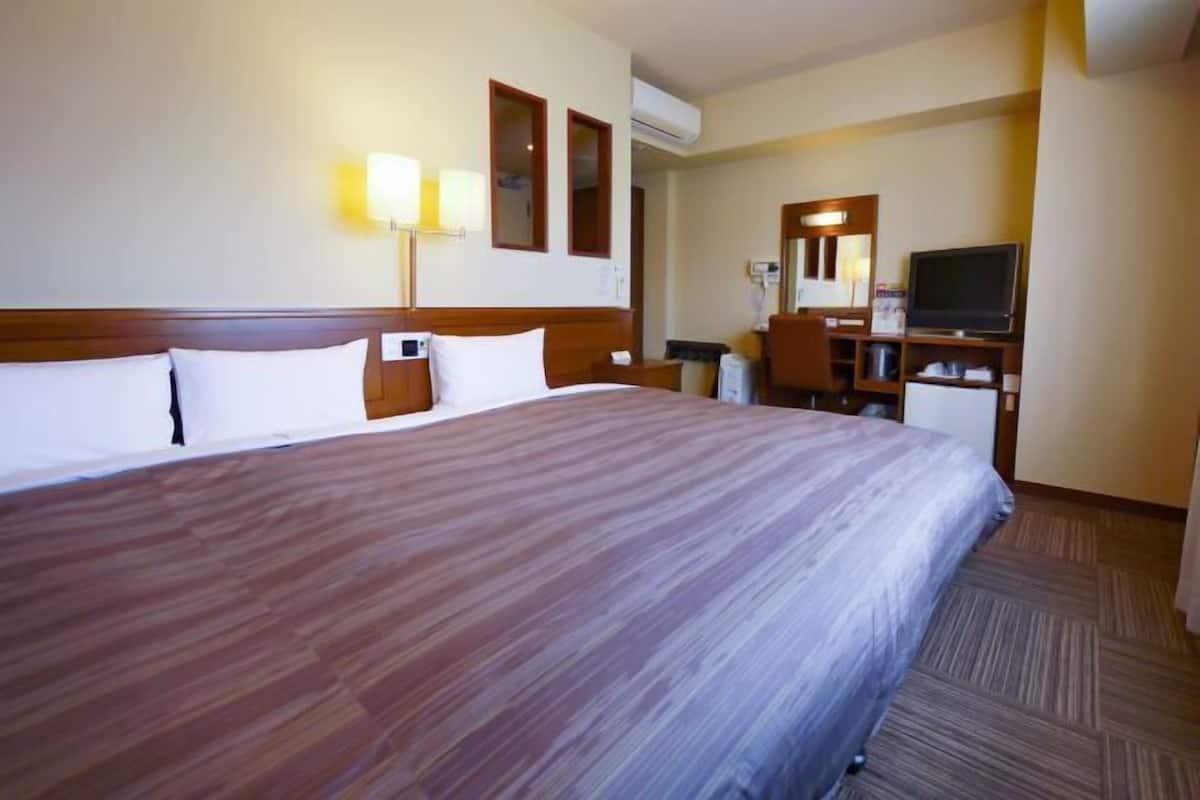 Een bureau, gratis wifi, beddengoed