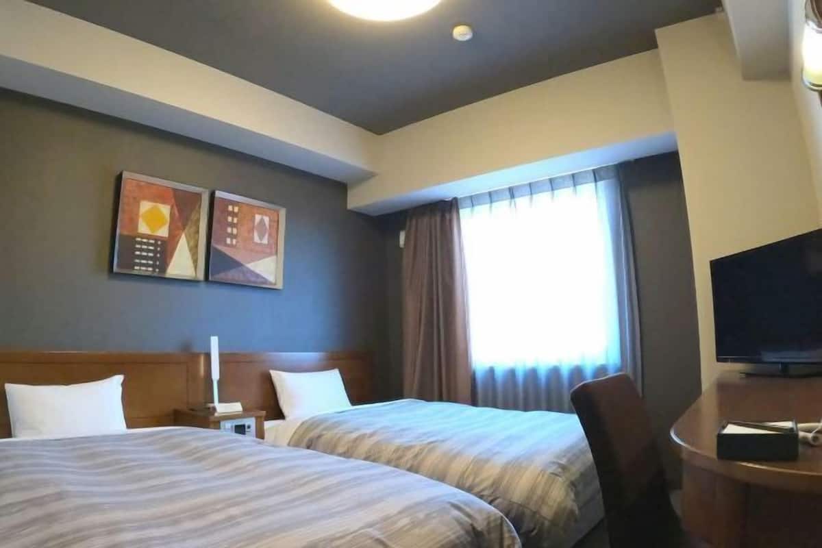 Een bureau, gratis wifi, beddengoed