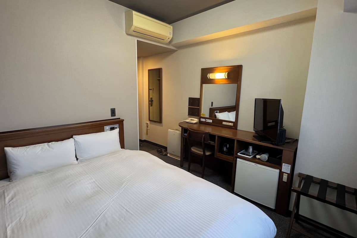 Escritorio, wifi gratis y ropa de cama